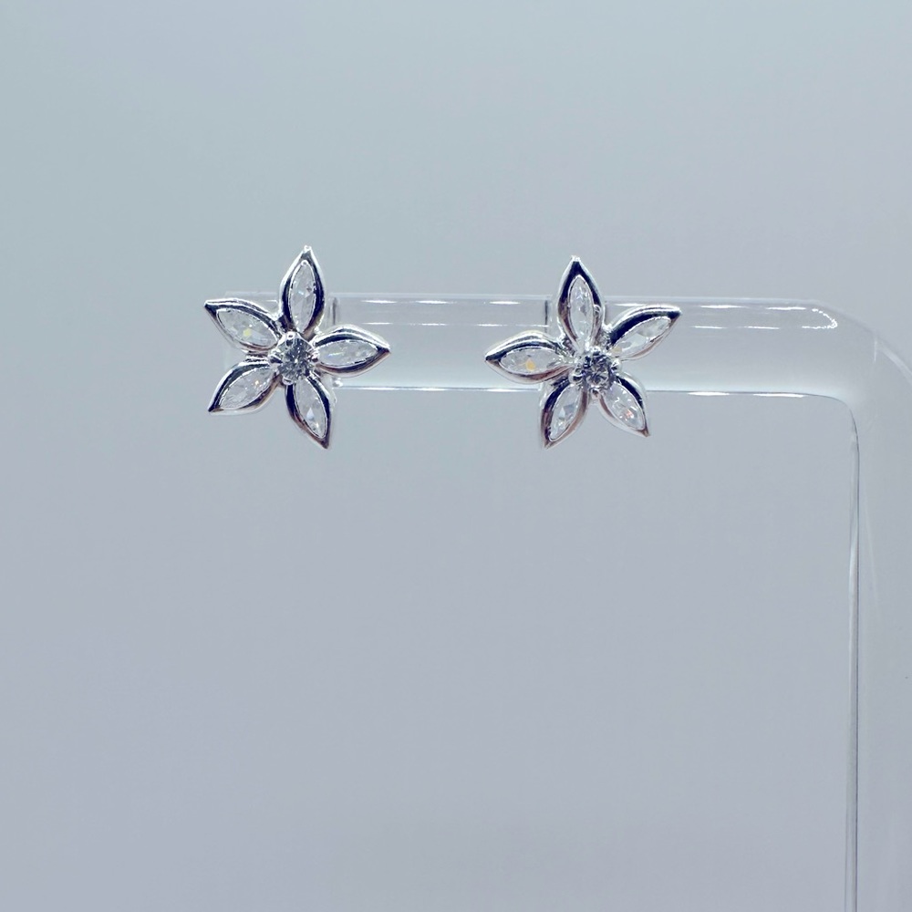 Silver flower stud earring